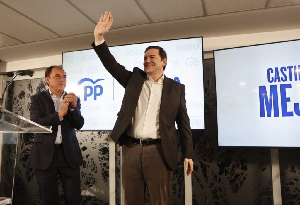 El presidente del PPCyL saludando en un evento político.