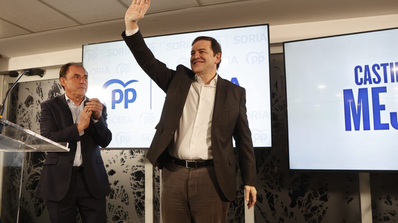 El presidente del PPCyL saludando en un evento político.