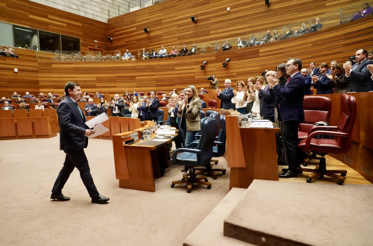 El presidente de la Junta en el parlamento recibiendo aplausos.