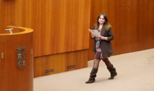 Mujer caminando en un salón con decoración de madera