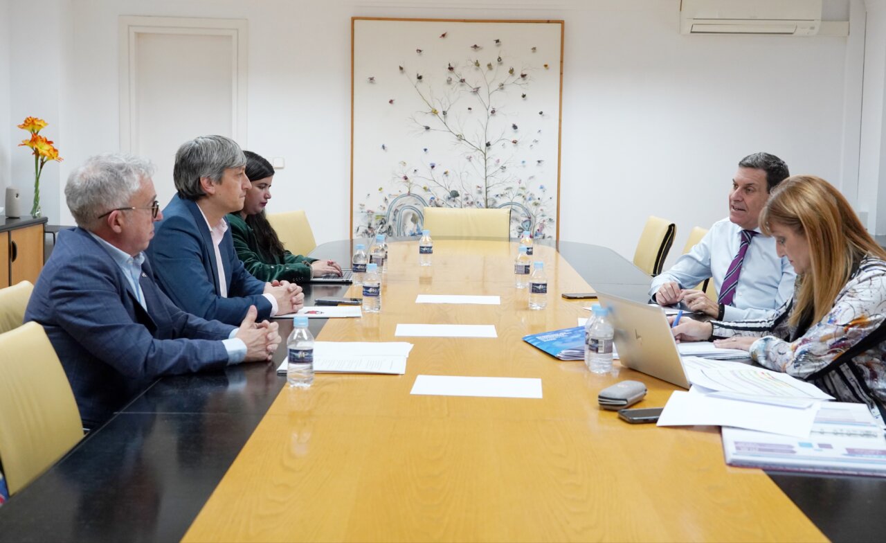 Reunión de representantes de Soria Ya discutiendo inversiones en una mesa