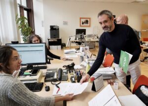 David Hierro entregando un documento en una oficina