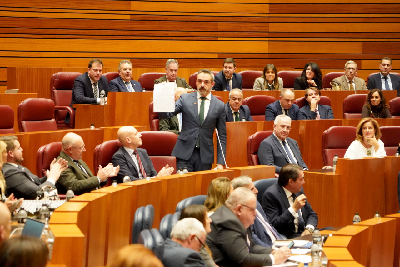Votación en el parlamento con miembros de Vox y PP presentes.
