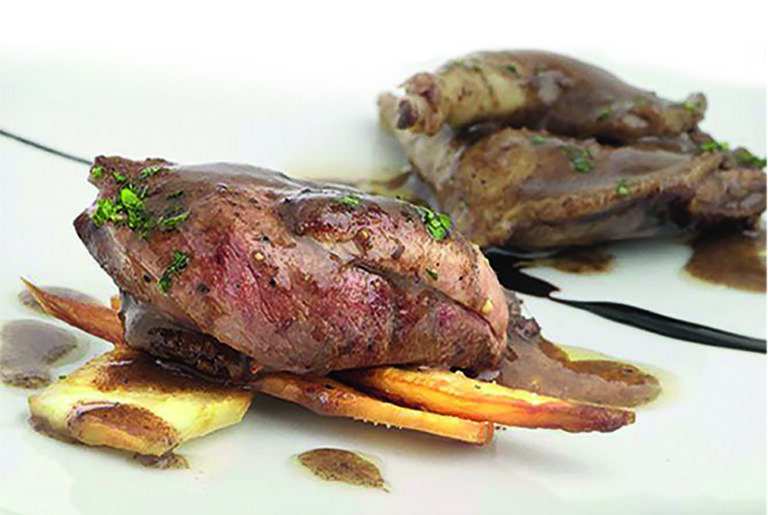 Plato de pichón estofado con guarnición de patatas paja