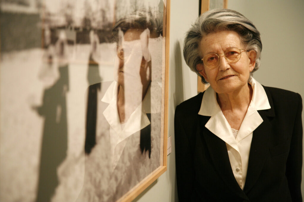 Piedad Isla en una exposición de su obra fotográfica