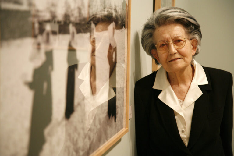 Piedad Isla en una exposición de su obra fotográfica