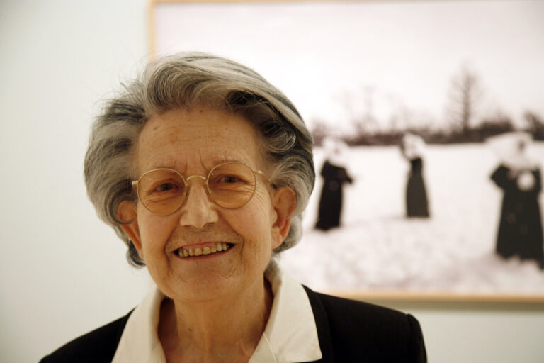 Piedad Isla sonriente en una exposición de su trabajo fotográfico