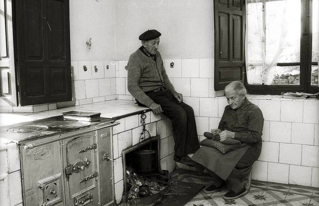 Pareja de ancianos en una cocina tradicional de la Montaña Palentina