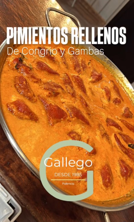 Plato de pimientos rellenos de congrio y gambas en el Mesón Gallego