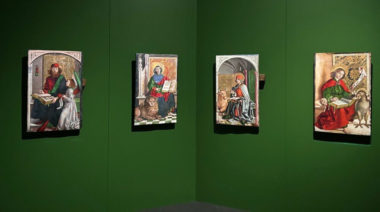 Cuatro pinturas de los evangelistas de Pedro Berruguete en exposición.