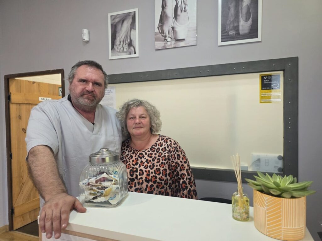 César Fernández y Virginia en la recepción de la clínica de podología