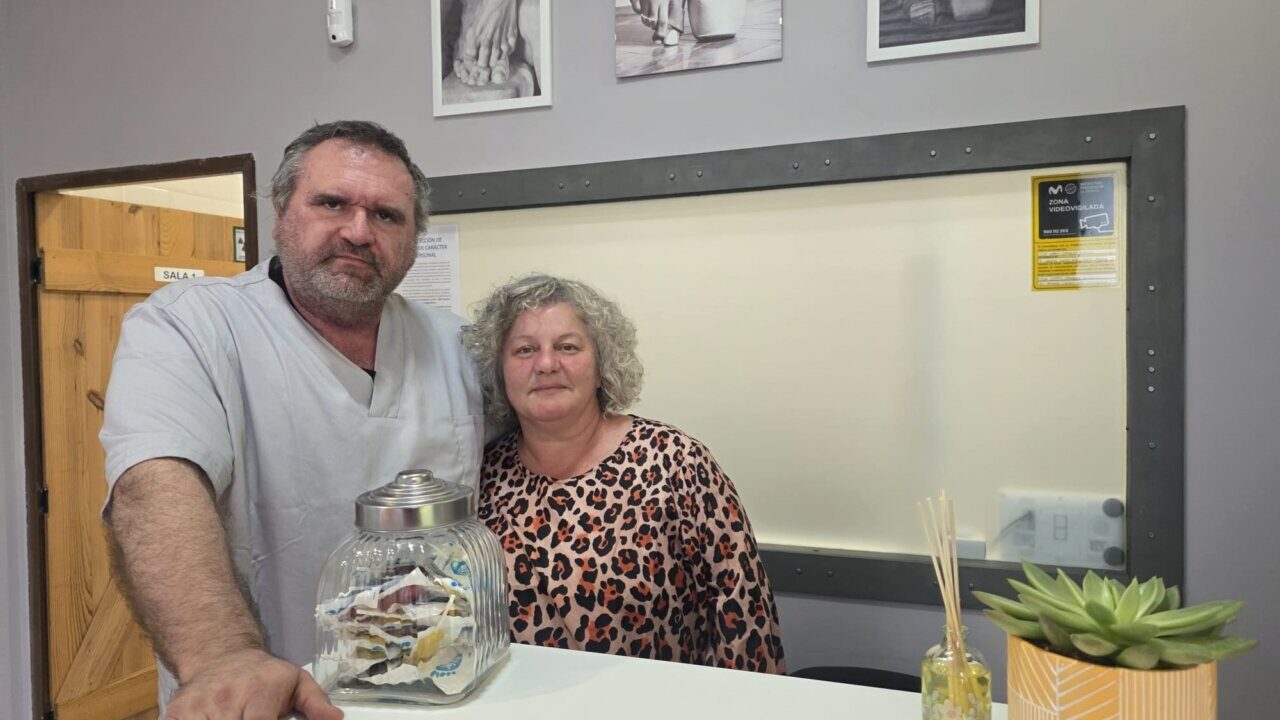 César Fernández y Virginia en la recepción de la clínica de podología