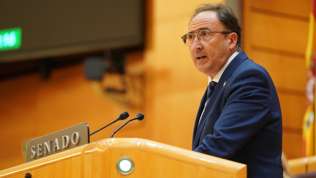 Senador Alfonso Polanco hablando en el Senado sobre los presupuestos
