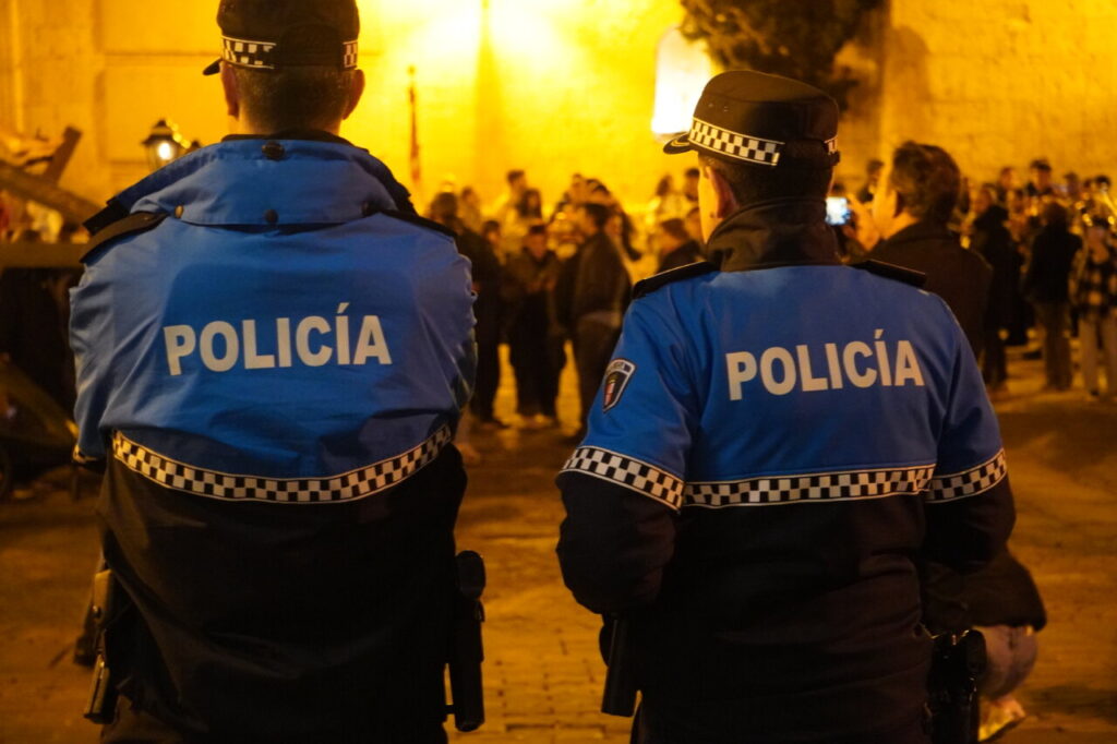 Dos policías de espaldas en una manifestación en Palencia.