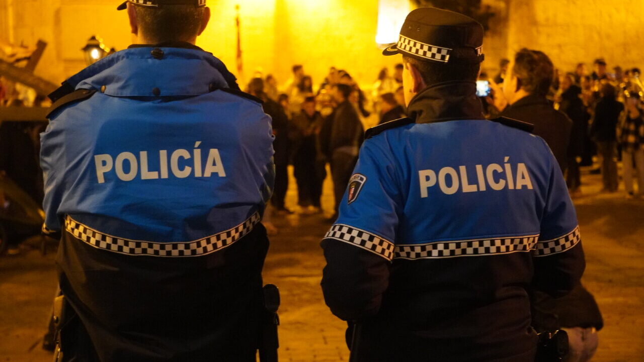 Dos policías de espaldas en una manifestación en Palencia.