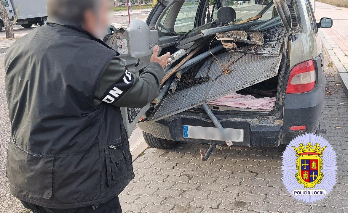 Agente de policía local revisando un vehículo con carga inusual