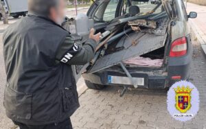 Agente de policía local revisando un vehículo con carga inusual