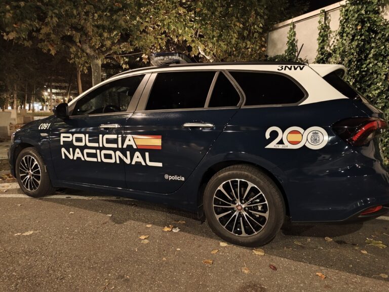 Vehículo de la Policía Nacional en Palencia durante la noche