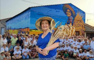Mujer con sombrero y espigas en Polvorosa de Valdavia