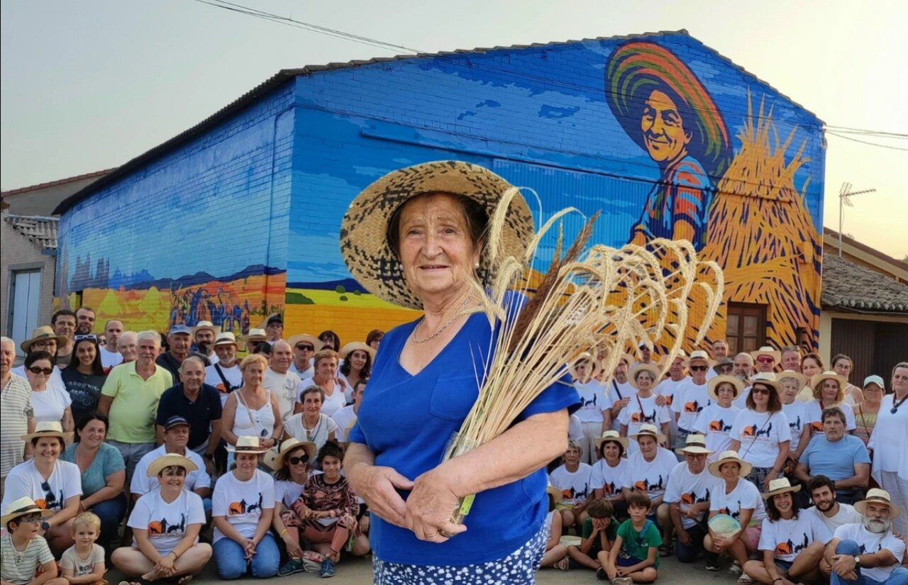 Mujer con sombrero y espigas en Polvorosa de Valdavia
