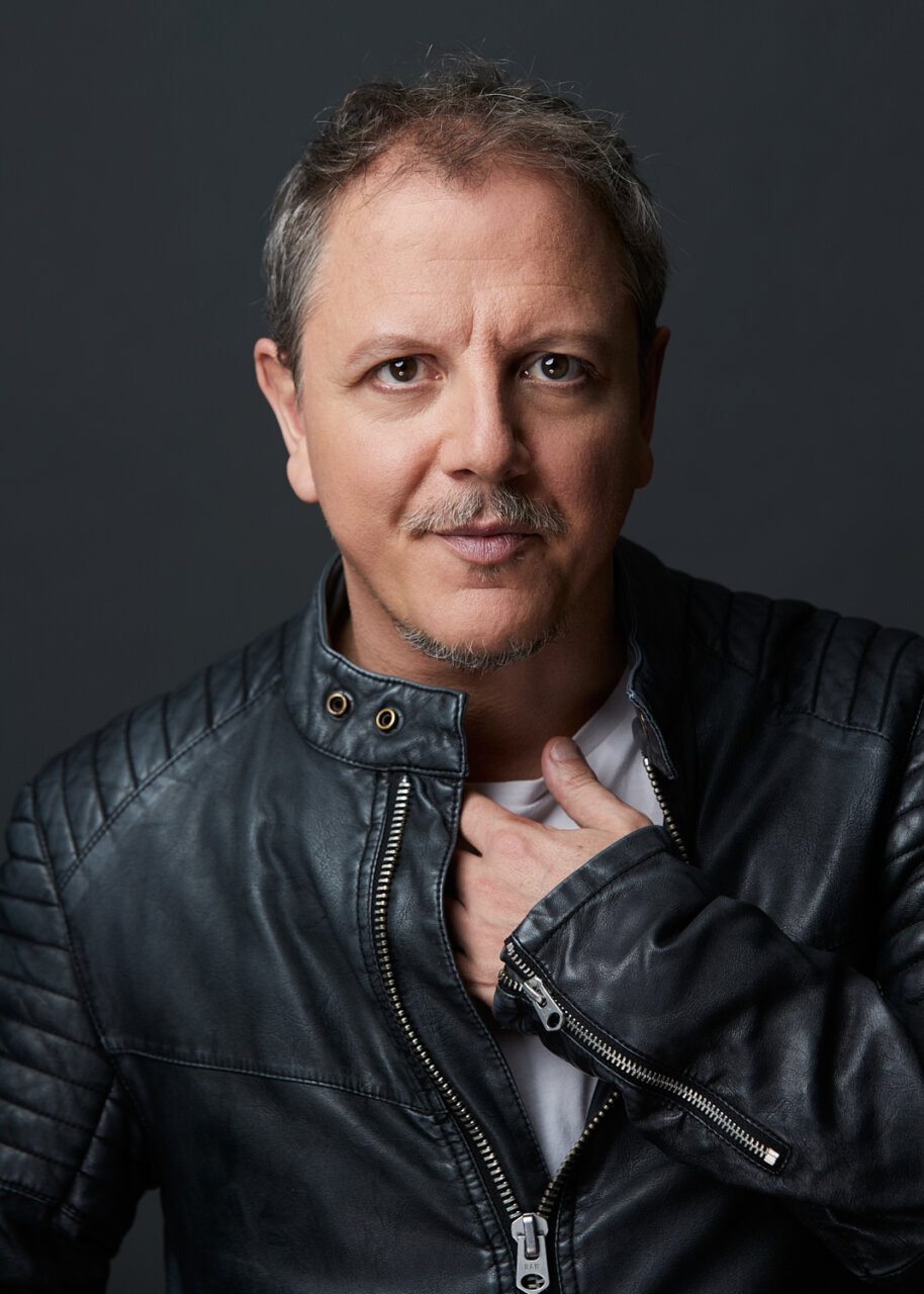 Retrato de Óscar de la Fuente con chaqueta de cuero