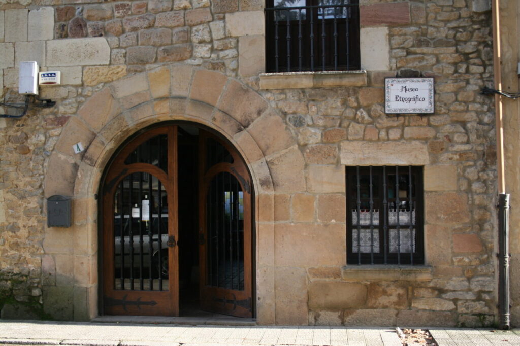 Entrada del Museo Etnográfico en Cervera de Pisuerga, Palencia.