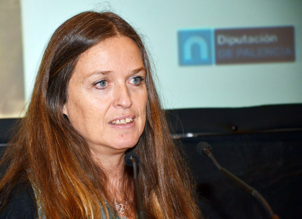 Fotografía de una mujer hablando en un evento sobre fotografía.