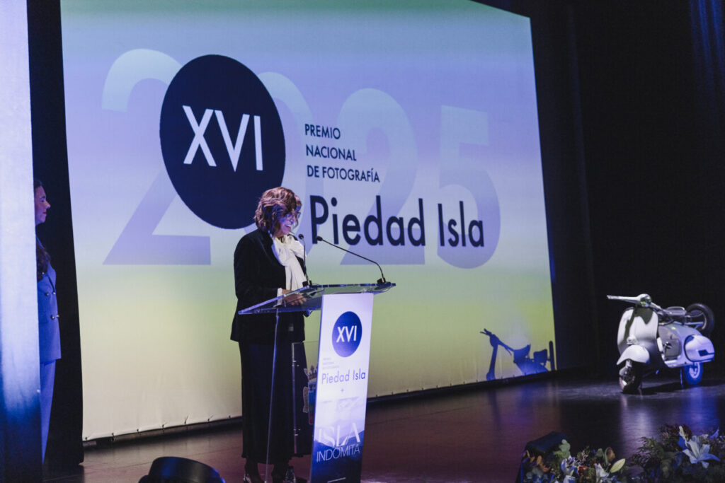 Claudio de la Cal recibiendo el Premio Piedad Isla en un evento