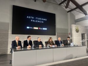 Presentación del proyecto de astroturismo en Palencia con varios ponentes.