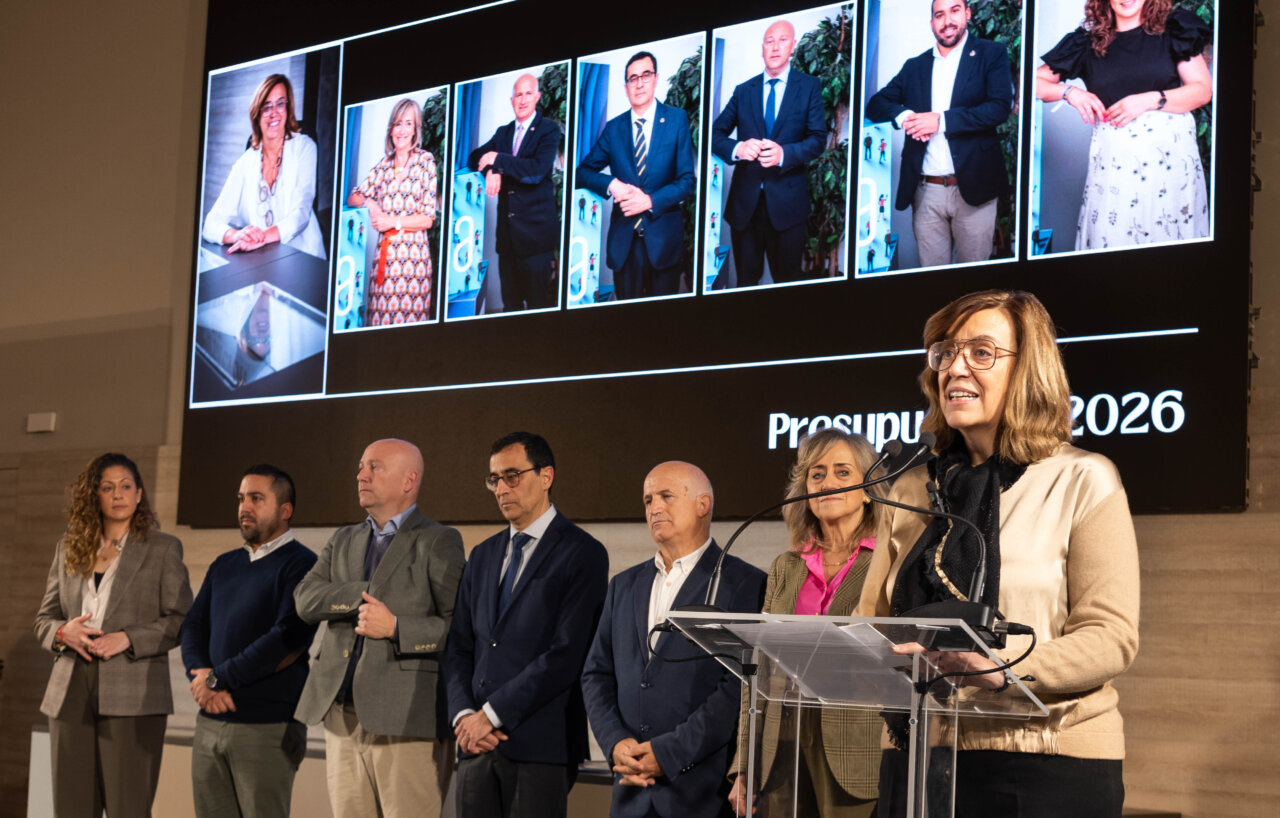 Presentación del presupuesto de la Diputación de Palencia para 2026 con varios oradores.