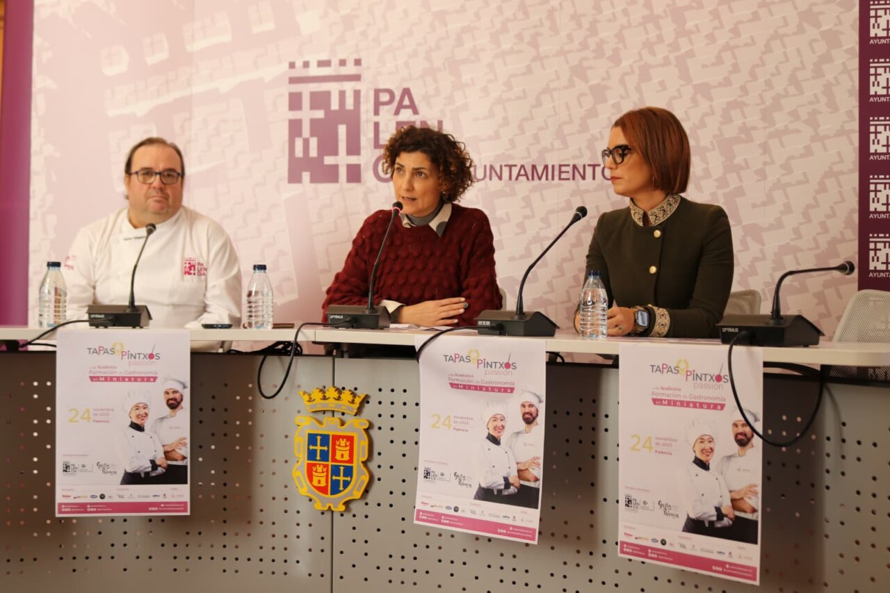 Tres personas en una mesa durante la presentación del evento Tapas Pintxos.