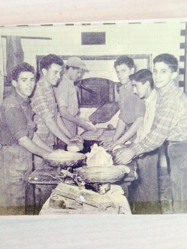 Grupo de panaderos trabajando en la panadería Productos Santiago