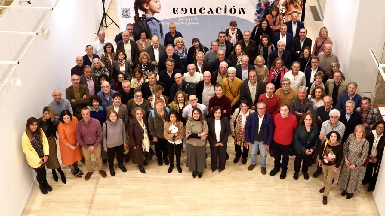 Grupo de profesores honoríficos en Castilla y León durante un evento educativo