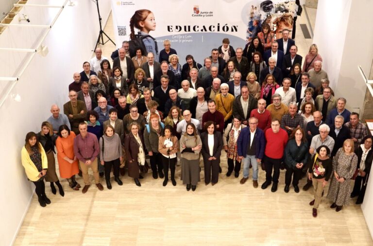 Grupo de profesores honoríficos en Castilla y León durante un evento educativo