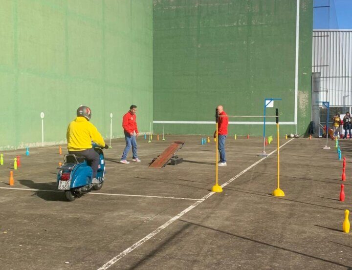 Participante en yincana de vespas en Husillos con obstáculos