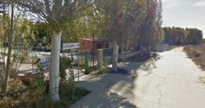 Entrada al punto limpio en Villamuriel de Cerrato con árboles alrededor