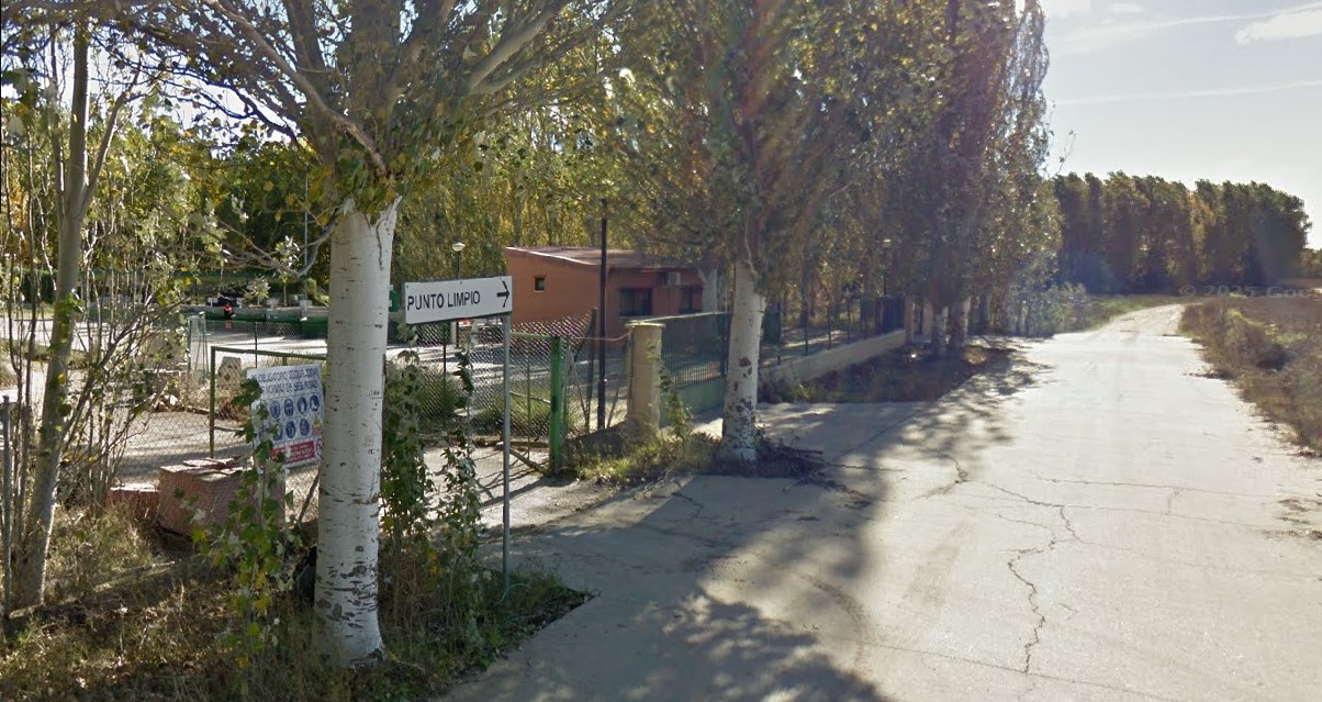 Entrada al punto limpio en Villamuriel de Cerrato con árboles alrededor