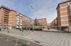 Vista de la plaza Rabí Sem Tob en Palencia con edificios residenciales