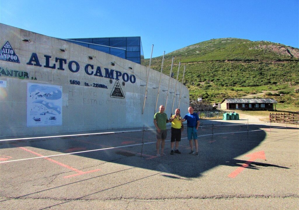 Montañeros en el Alto Campoo tras completar recorrido por la Cordillera Cantábrica