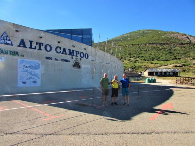 Montañeros en el Alto Campoo tras completar recorrido por la Cordillera Cantábrica