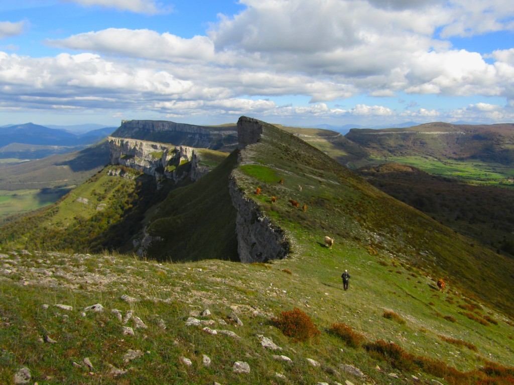 Vista panorámica de la Cordillera Cantábrica con montañero en el sendero