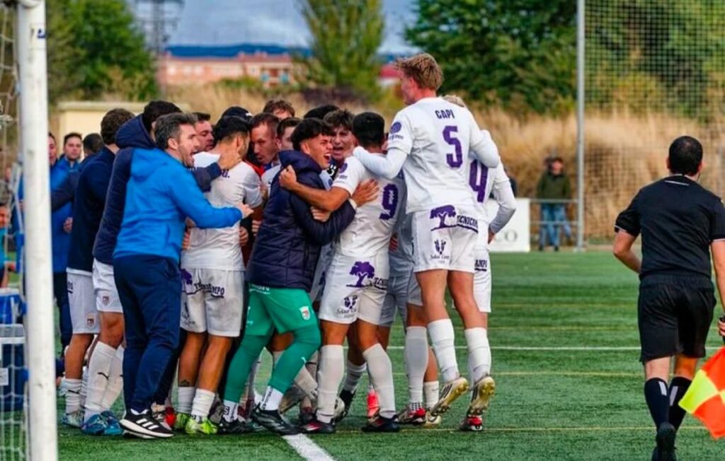 Jugadores del Palencia CF celebrando un gol en el partido contra CD Colegios Diocesanos.