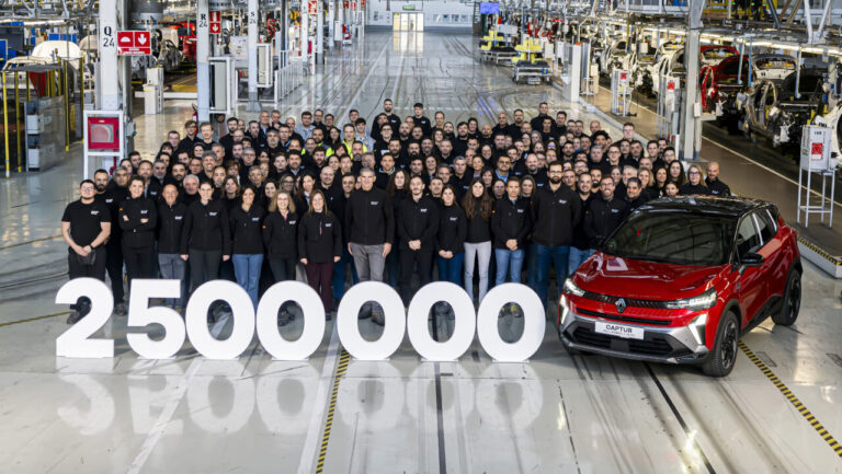 Empleados de Renault celebrando la producción de la unidad 2,5 millones del Captur en Valladolid