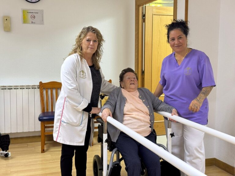 Personal de la Residencia Menéndez Pelayo asistiendo a una residente mayor