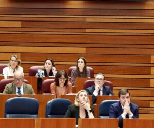 Reunión de la oposición en las Cortes de Castilla y León discutiendo presupuestos