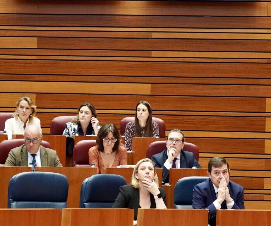 Reunión de la oposición en las Cortes de Castilla y León discutiendo presupuestos