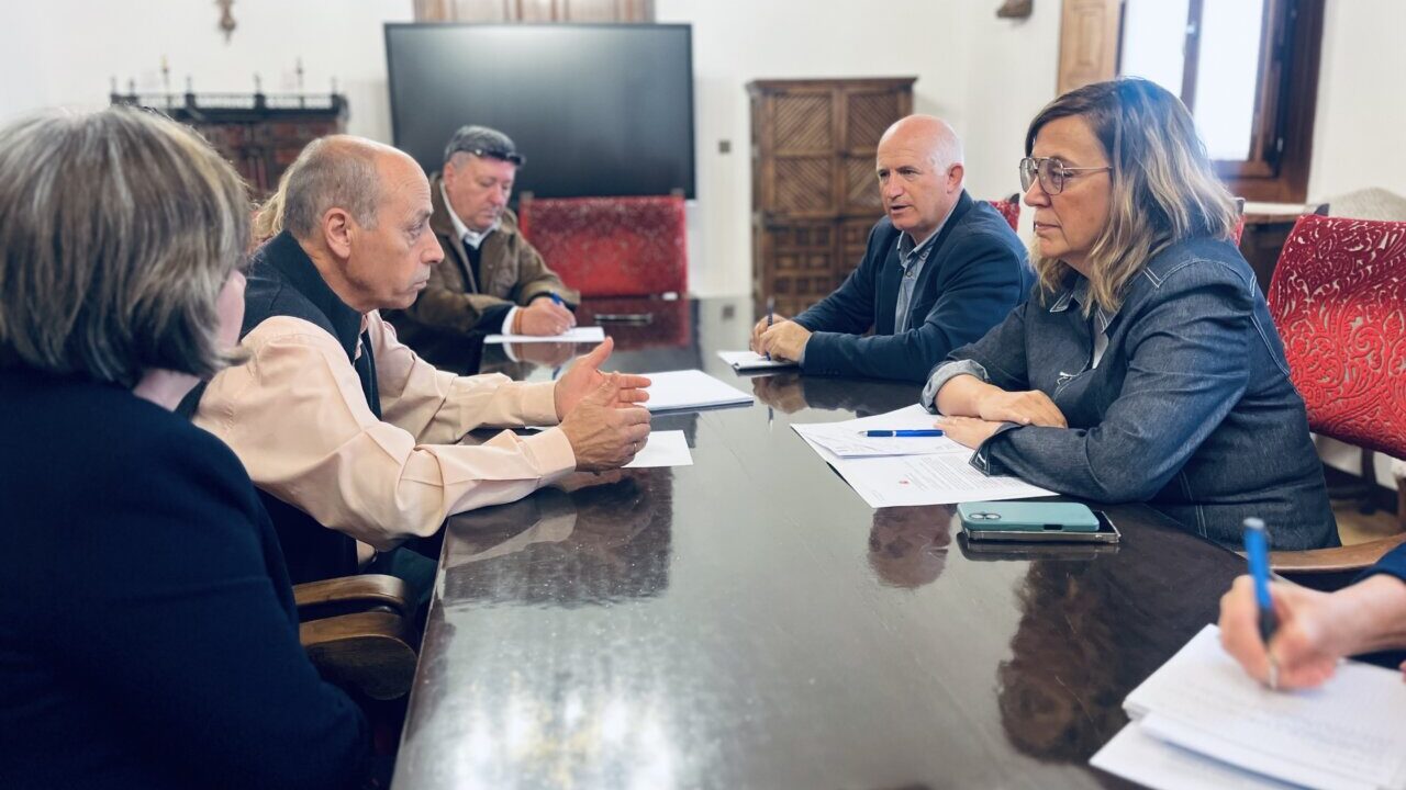 Reunión del alcalde de Villerías con funcionarios en el Palacio Provincial.
