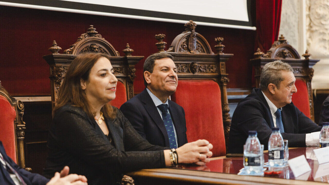 Reunión con el CEO de Renault en Palencia, representantes sentados en mesa.