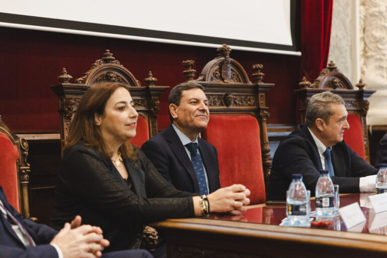 Reunión con el CEO de Renault en Palencia, representantes sentados en mesa.