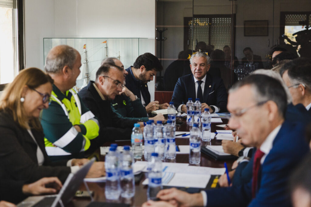 Reunión sobre el Plan de Vialidad Invernal en Castilla y León con varios asistentes.